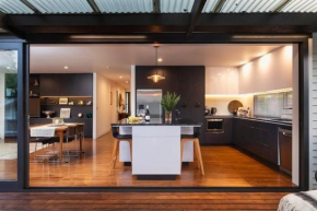Hot Deal! Sky Stars Garden view waking to the beach close to city centre, Auckland